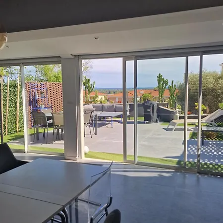 Villa Superbe Contemporaine Vue Dans Avec Piscine Et Tennis Hyères