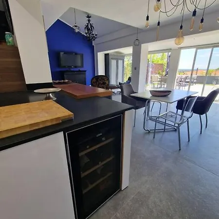 Superbe Contemporaine Vue Dans Avec Piscine Et Tennis Hyères