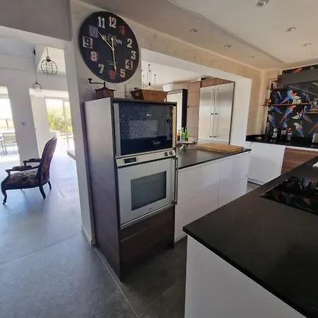 Superbe Contemporaine Vue Dans Avec Piscine Et Tennis *