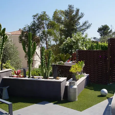 Villa Superbe Contemporaine Vue Dans Résidence Avec Piscine Et Tennis