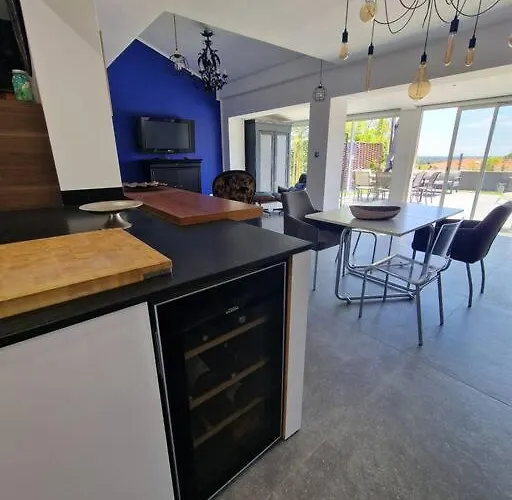 Superbe Contemporaine Vue Dans Résidence Avec Piscine Et Tennis Hyères