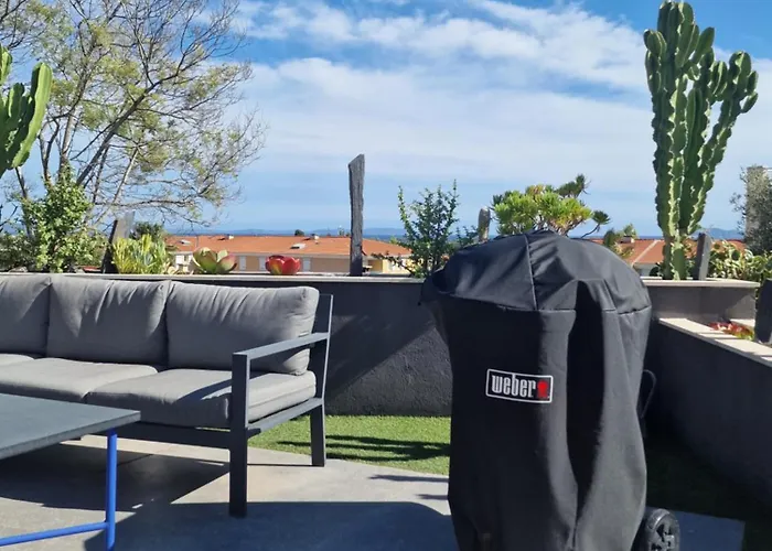 Superbe Contemporaine Vue Dans Résidence Avec Piscine Et Tennis Villa