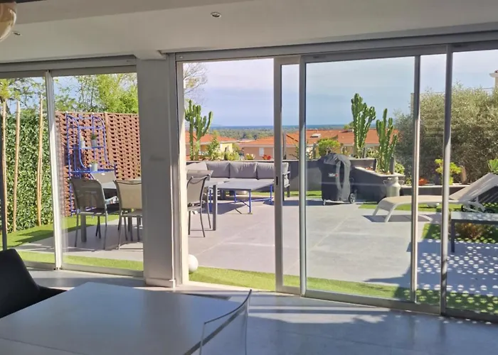 Villa Superbe Contemporaine Vue Dans Résidence Avec Piscine Et Tennis Hyères