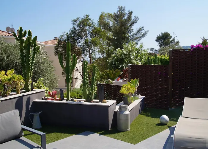 Villa Superbe Contemporaine Vue Dans Résidence Avec Piscine Et Tennis